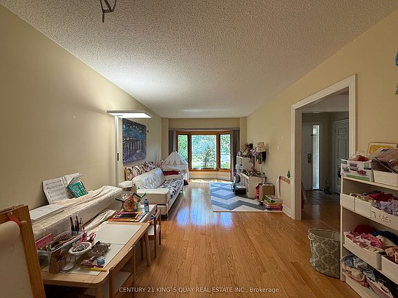 5th image of 412 Freeman Cres