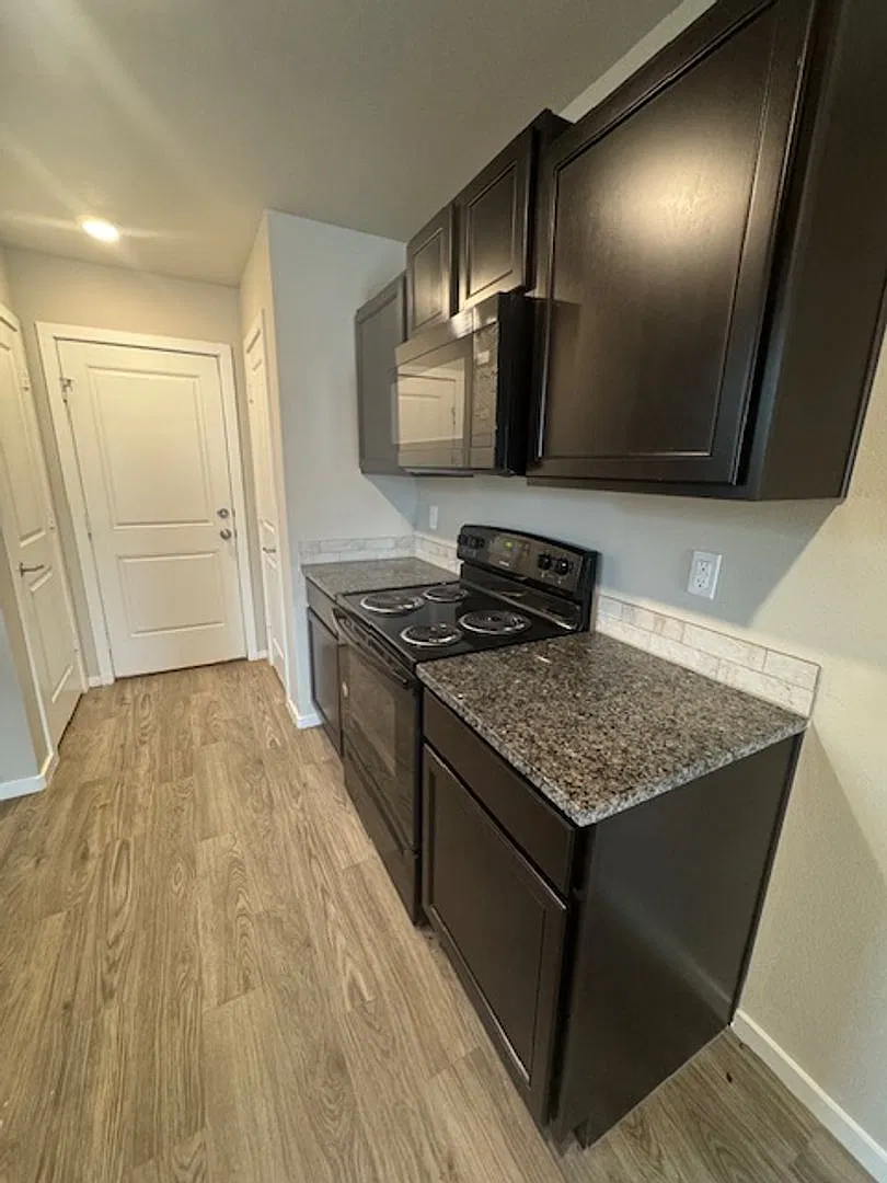 3 Bed, 2 Bath Townhouse Available Now! — Photo 4