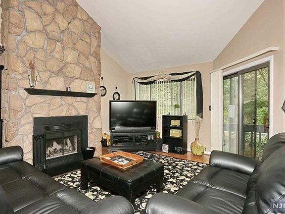 4th image of 286 Redwood Ct #286