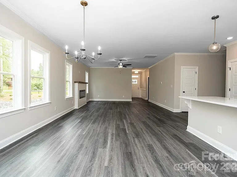 1721 Balfour Ln — Photo 3