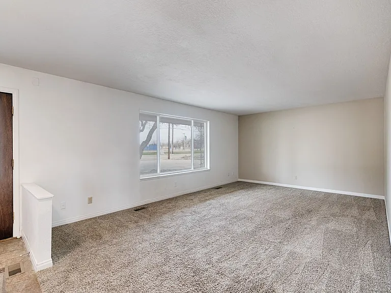 2960 S Apple St — Photo 7
