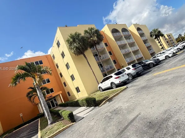 6980 NW 186th St APT 3-126, Hialeah, FL 33015