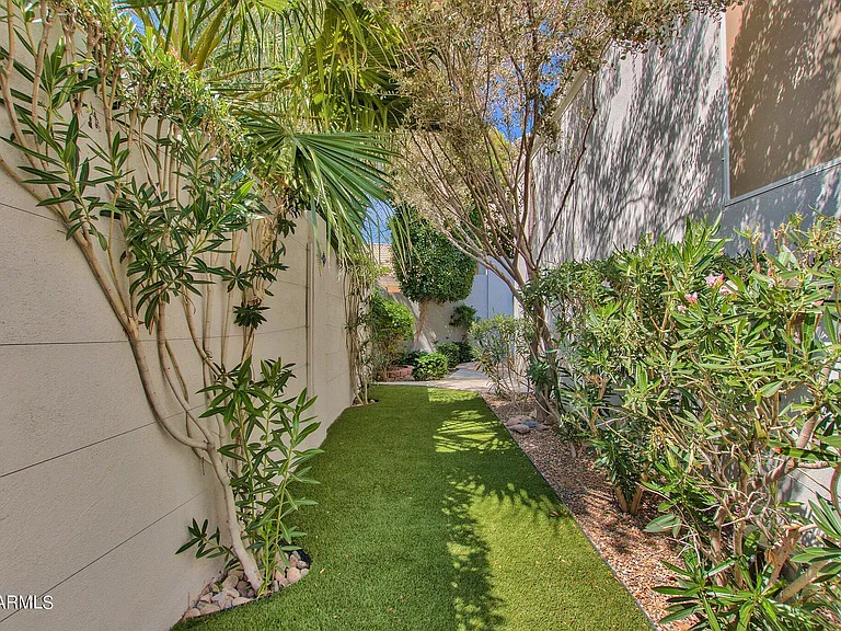 1138 E Amberwood Dr — Photo 35