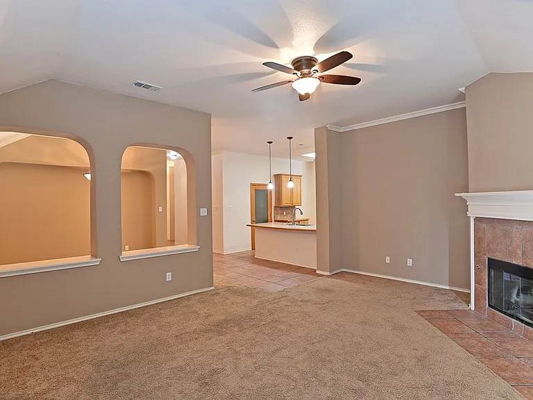 1073 Red Hawk Dr — Photo 2