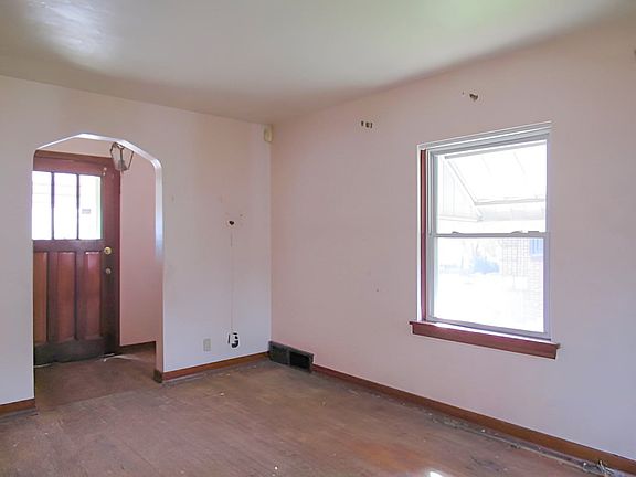 5th image of 832 Woodward St