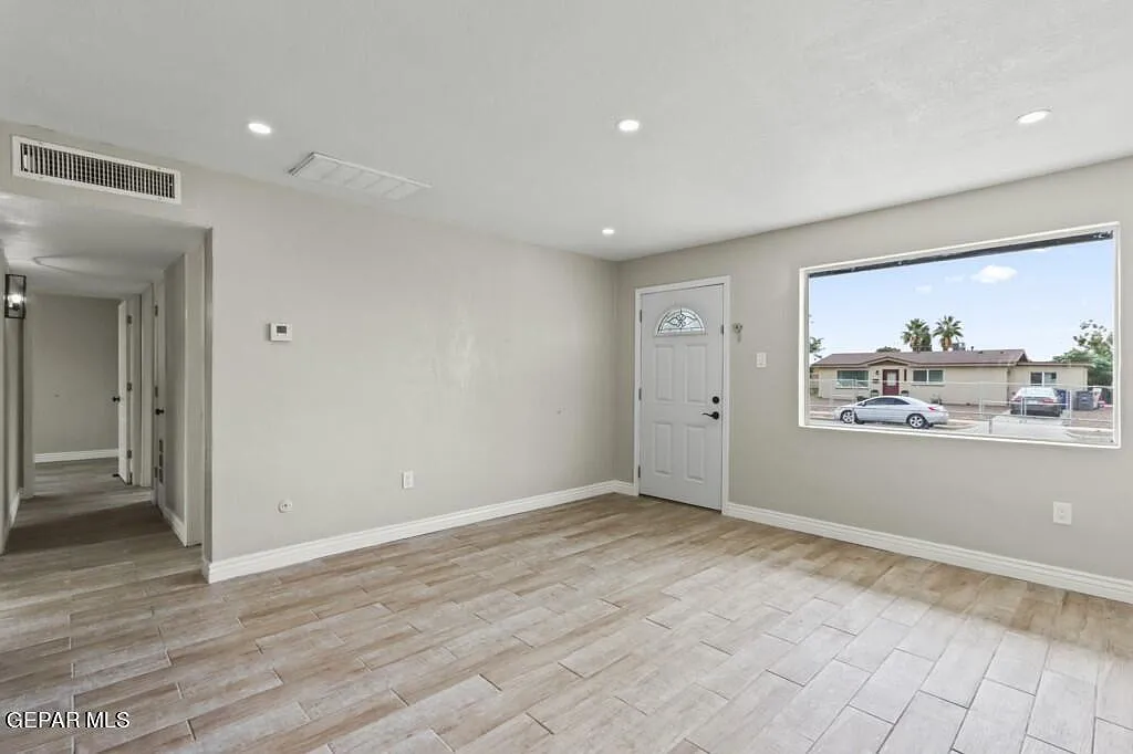 3 bed, 1.0 bath, 900 sqft, $1,400 — Photo 2