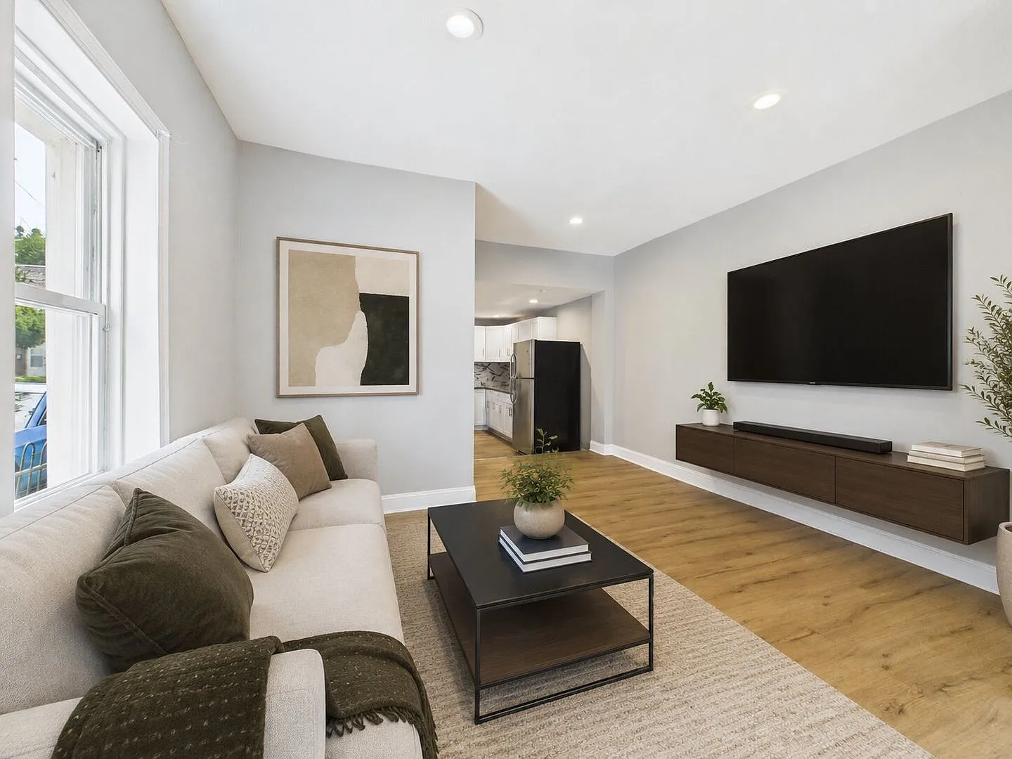 3 bed, 1.5 bath house with large yard — Photo 2
