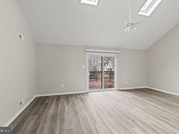 4th image of 233 Keats Dr