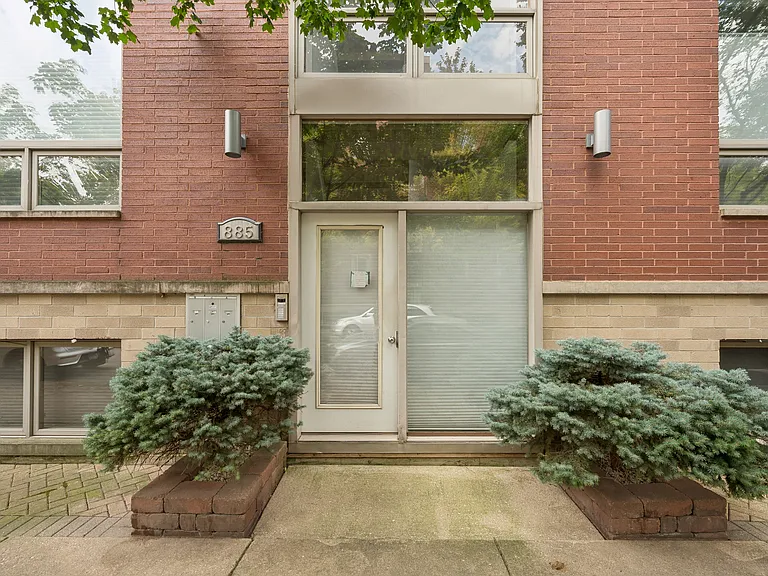 885 N Hermitage Ave #C — Photo 2