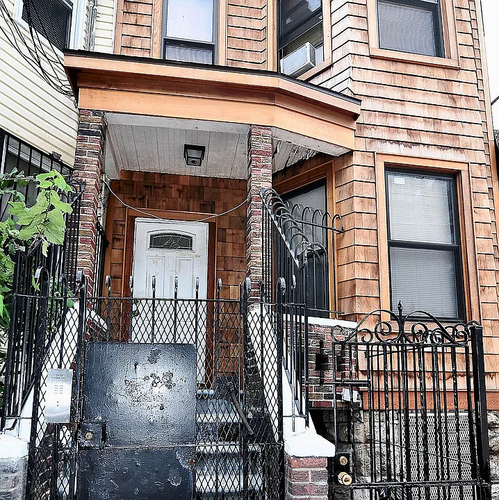 2492 Bathgate Ave