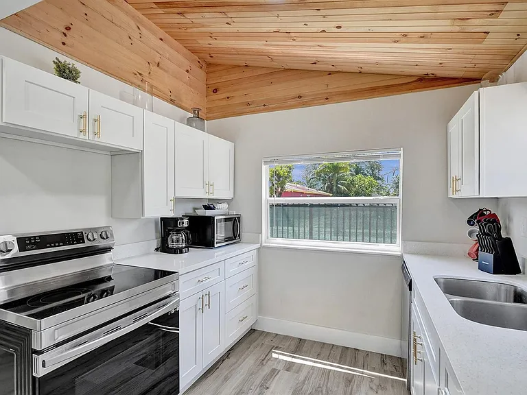 8021 NW 1st Pl — Photo 9