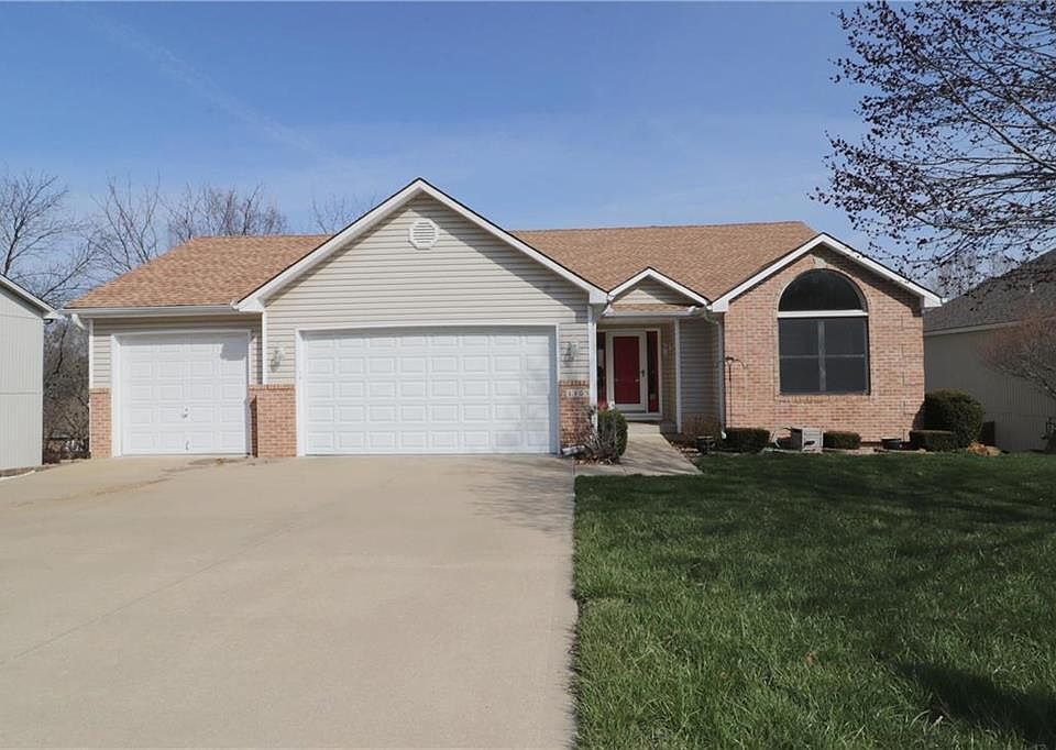 1st image of 1105 NW Heatherwood Dr