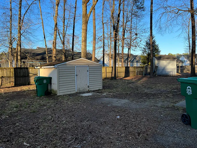 2437 Parkview Ave — Photo 4