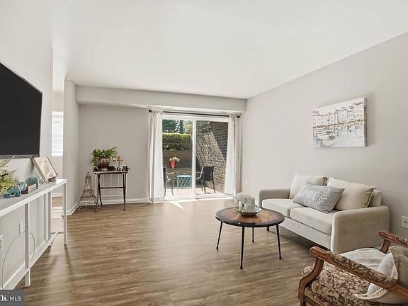 4th image of 11 Silverwood Cir APT 1