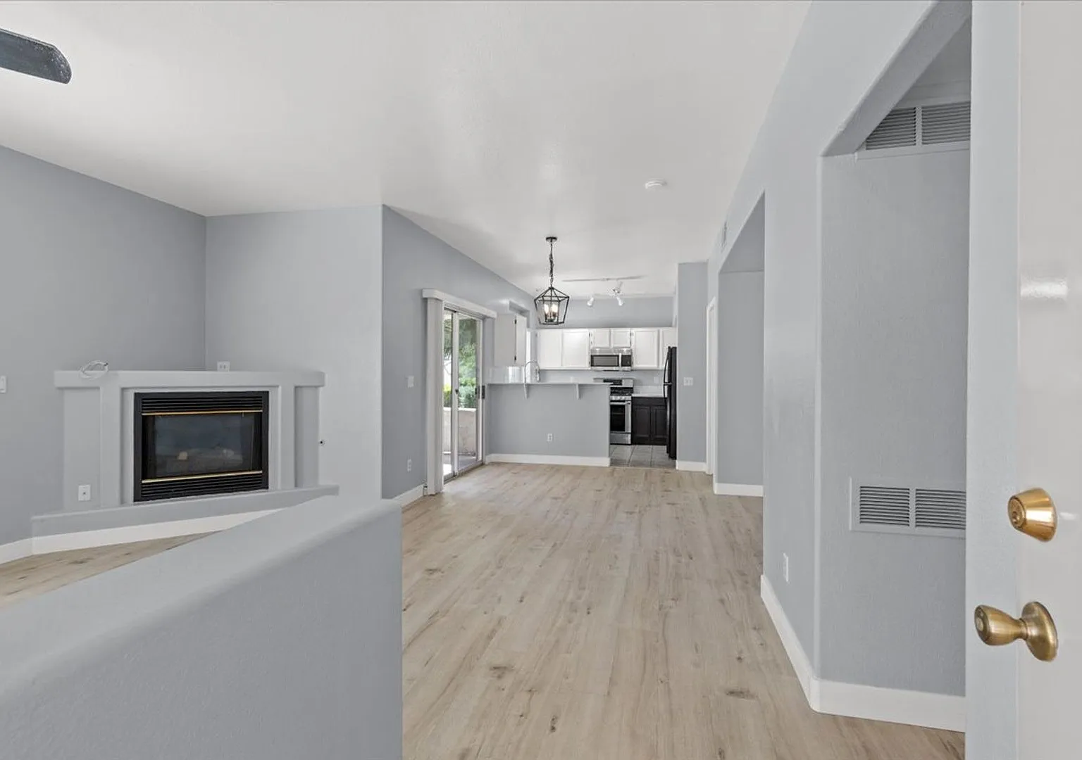 Sleek 2 Bedroom Condo with 2 Car Garage Near Centennial Hills — Photo 3