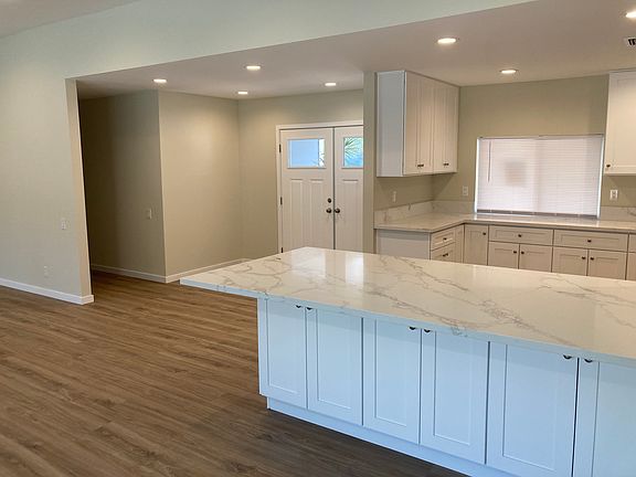 kitchen/Entry