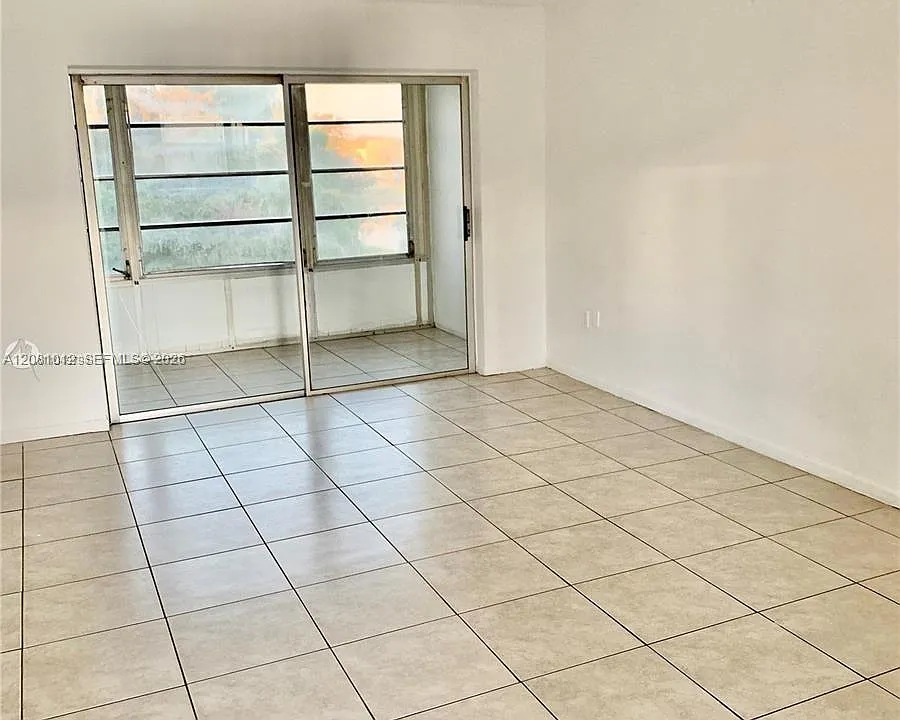 8220 Sunrise Lakes Blvd #307
