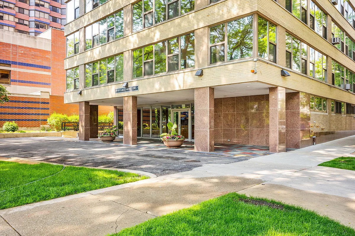 Building Photo - 2970 N Lake Shore Dr #2C