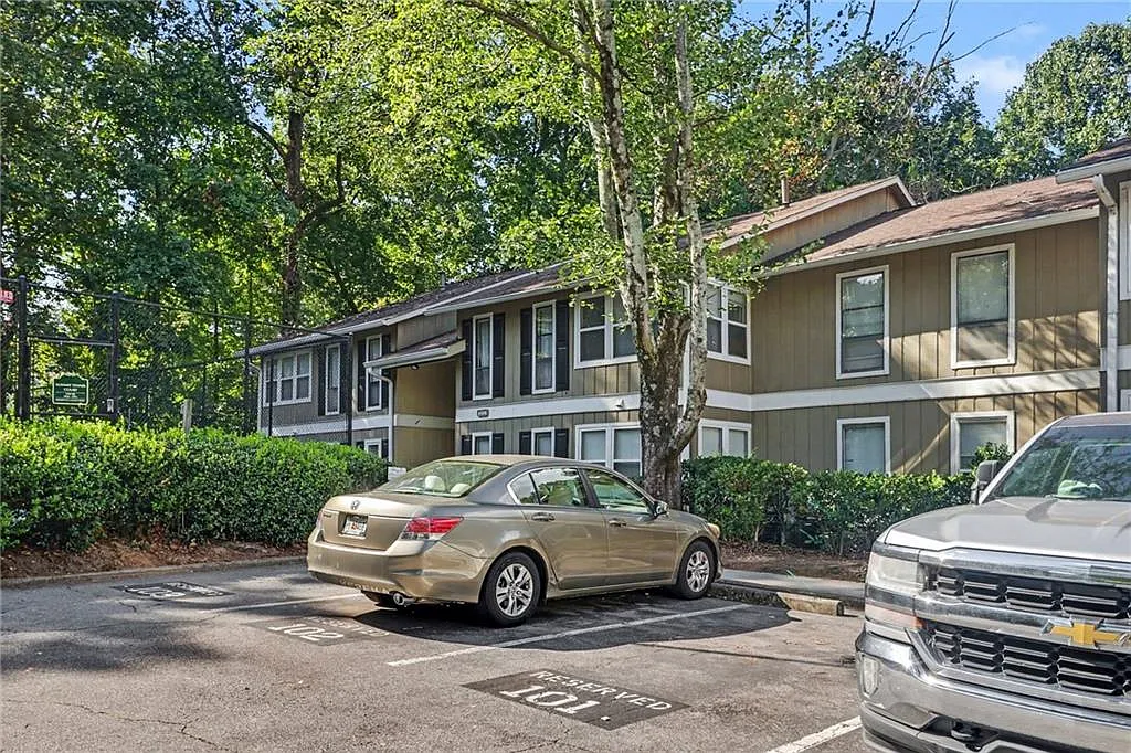 1 bed, 1.0 bath, 841 sqft, $1,400 — Photo 2