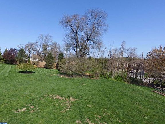 2nd image of 12 Wyeth Ln