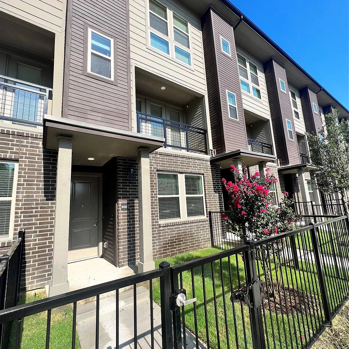 1 bed, 1.5 bath, 1076 sqft, $2,550 — Photo 1
