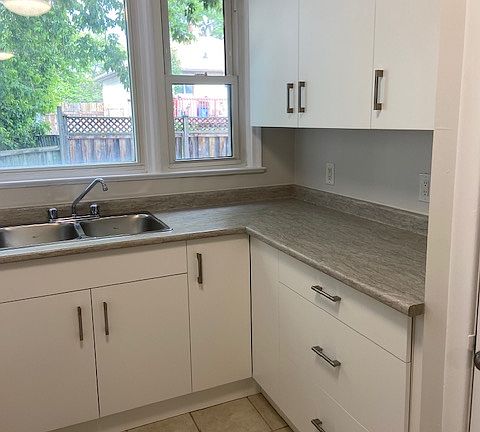 4th image of 1094 Athlone St