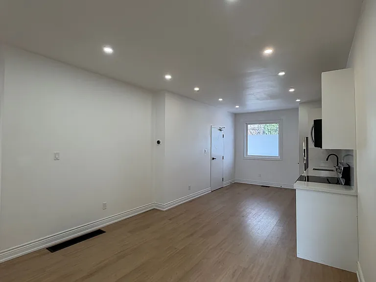 382 Lansdowne Ave #MAIN — Photo 3