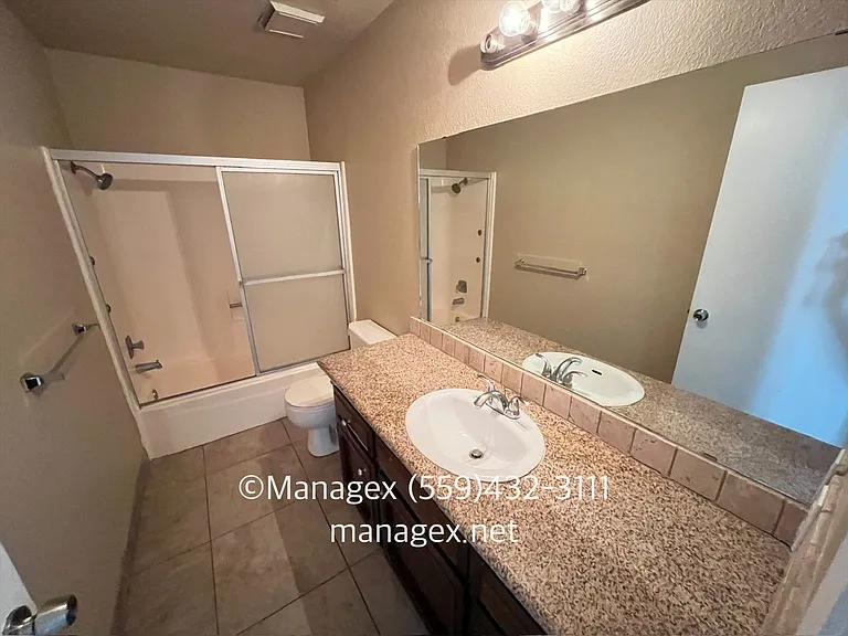 6104 N Fresno St #101 — Photo 10