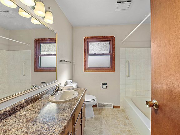 5th image of 219 Center St