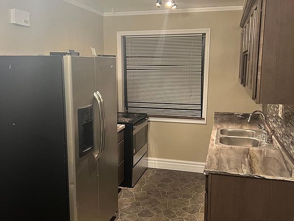 5th image of 3077 Glenmore Ave #3