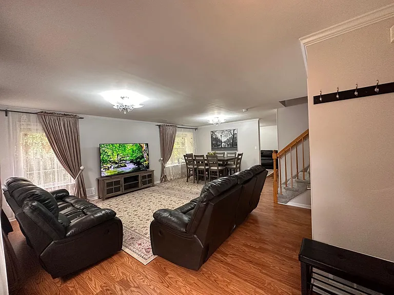1073 Roseberry Ct — Photo 3