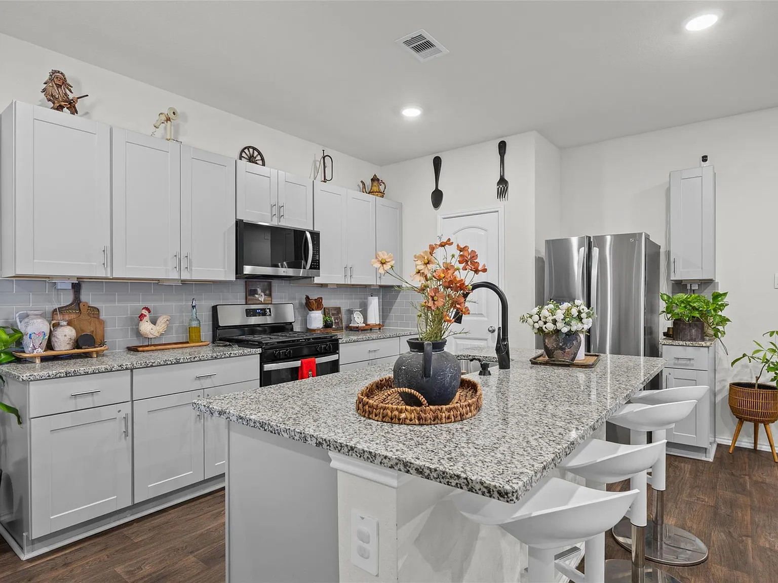 4 bed, 3.0 bath, 2529 sqft, $2,300 — Photo 4