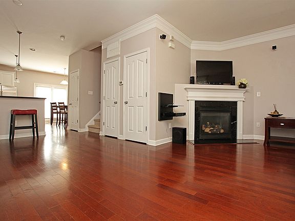5th image of 1039 Market St