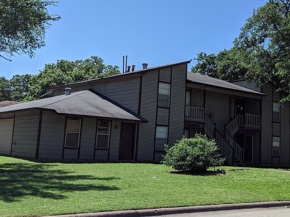 Perfect location close to HEB, Super Wal-Mart, College Station Library, College Station High School, Rock Prairie Elementary School. Only 3.5 miles to Texas A&M. Park at the end o he street