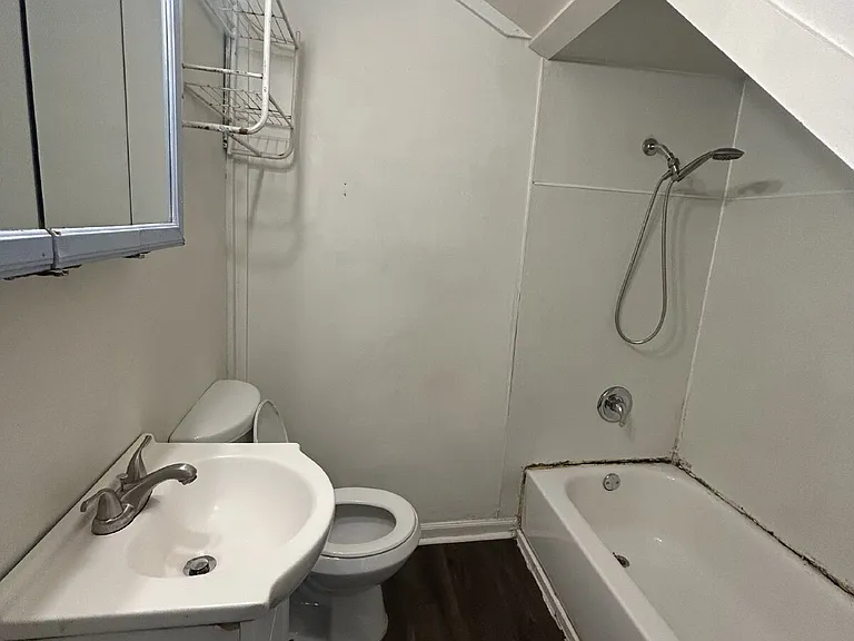 472 Hill St — Photo 2