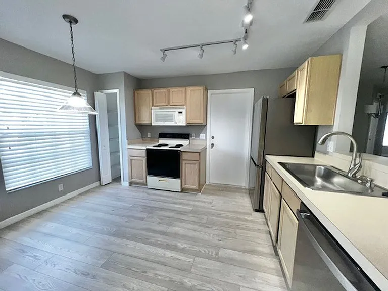 2024 Donegan Pl — Photo 8