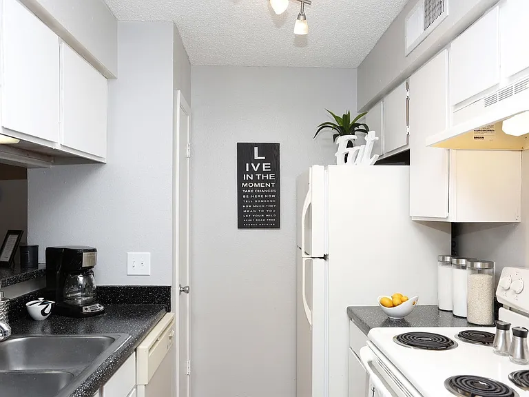 Sandcastle Apartments — Photo 10