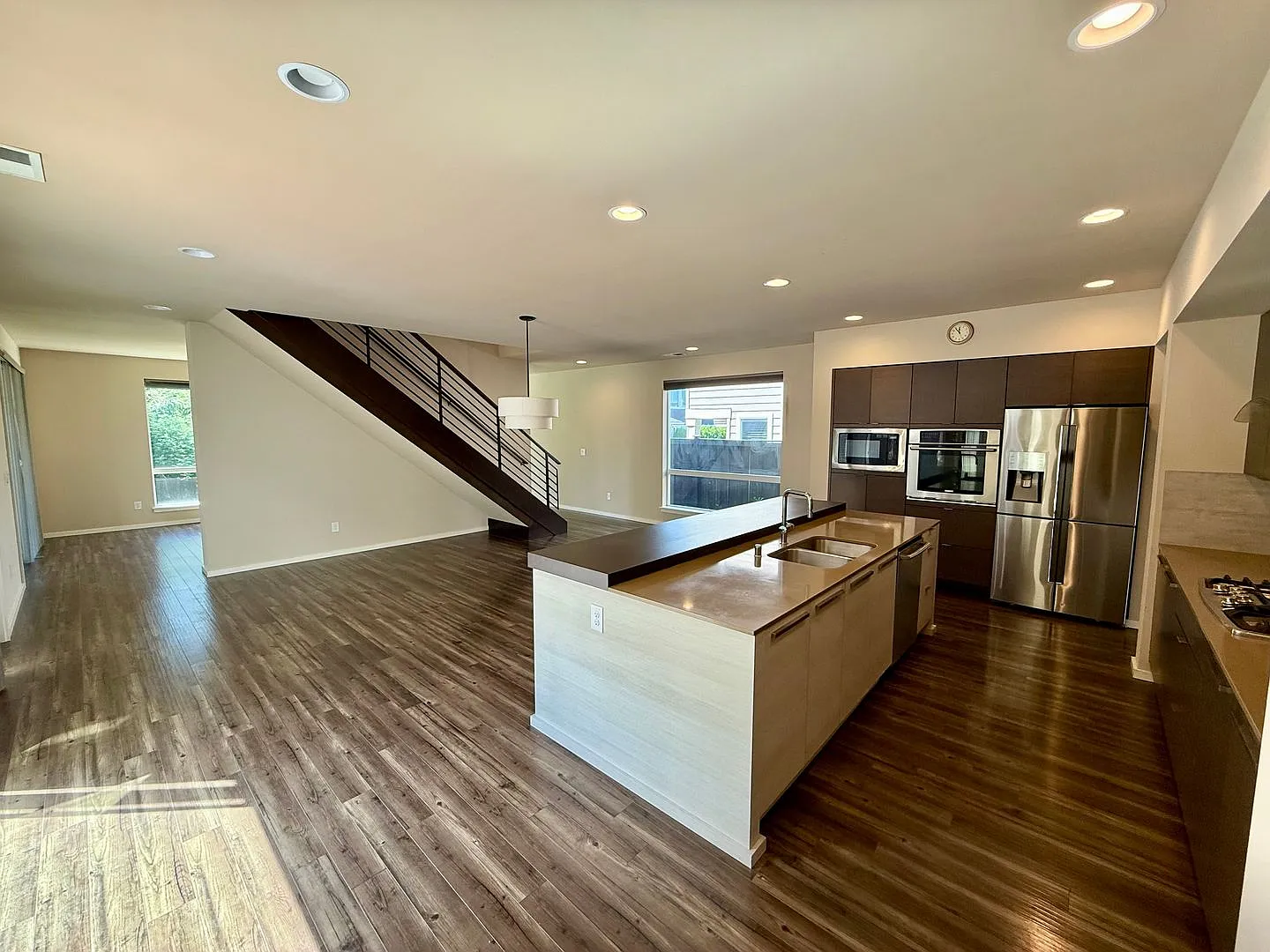 Stylish 4-Bed, 4-Bath Luxury Home — Photo 2