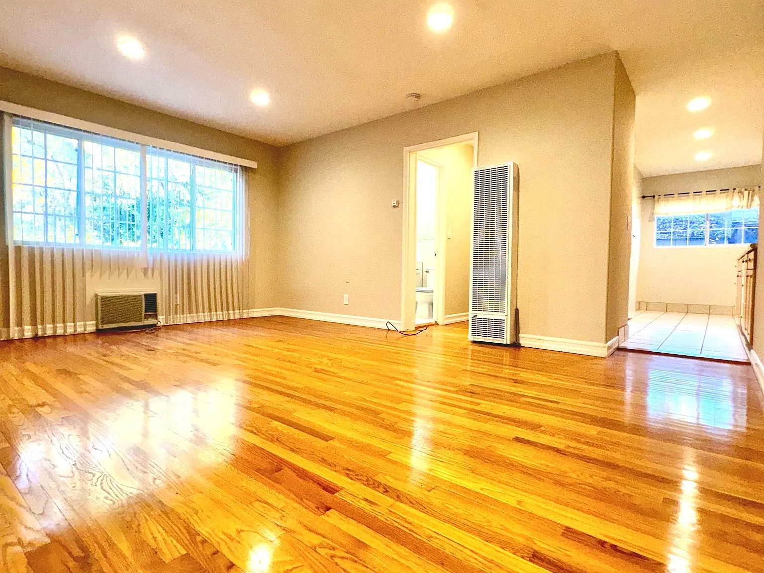 6431 Primrose Ave — Photo 2