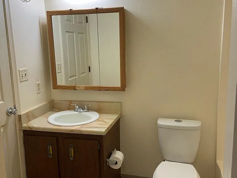 7506 Pennsylvania Ln NE #B — Photo 5