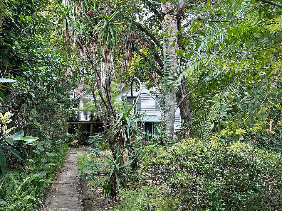Private entrance from the street