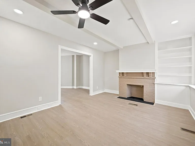 914 E Stafford St — Photo 3