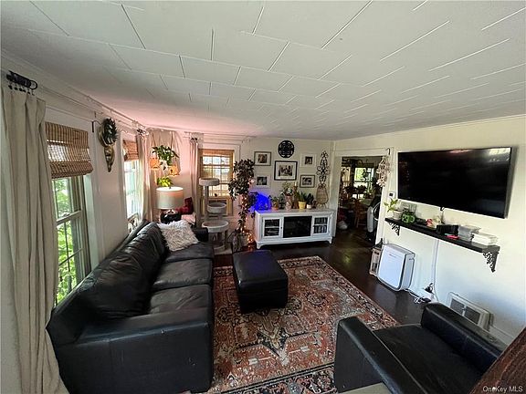 3rd image of 18 West St