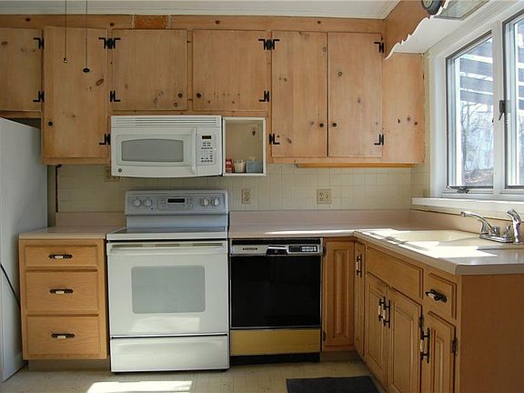 4th image of 4 Maplewood Dr