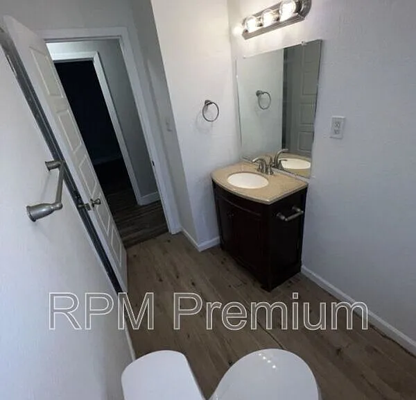 464 Wilton Dr — Photo 25