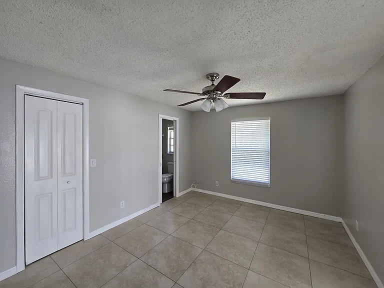 702 SE 47th St #4 — Photo 10