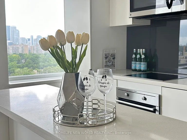 111 Saint Clair Ave W #1421 — Photo 2