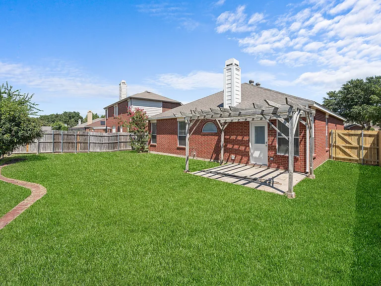 1052 Harriman Dr — Photo 16