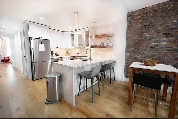 Rented by Safdie Realty Group | media 28