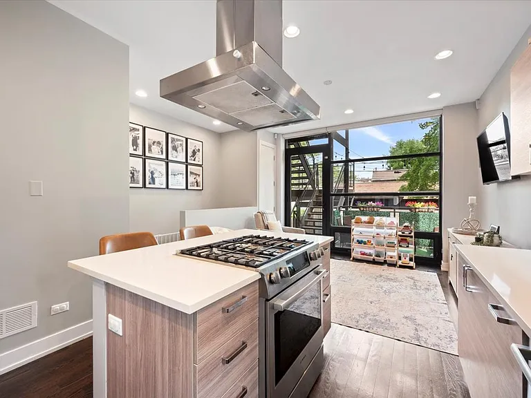 1349 N Leavitt St #1B — Photo 10